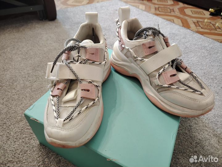 Кроссовки женские