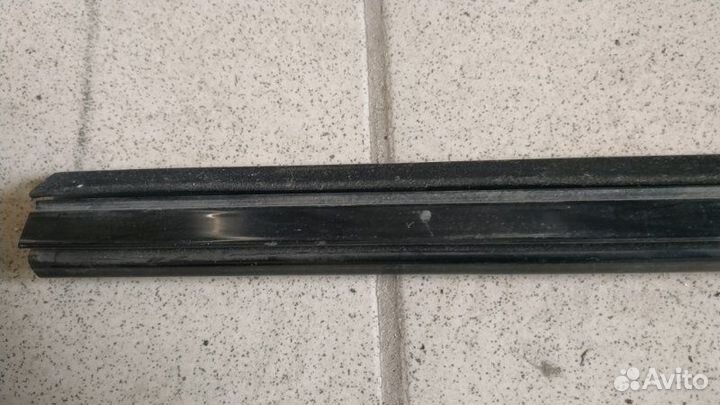 Уплотнитель стекла двери передний правый Skoda