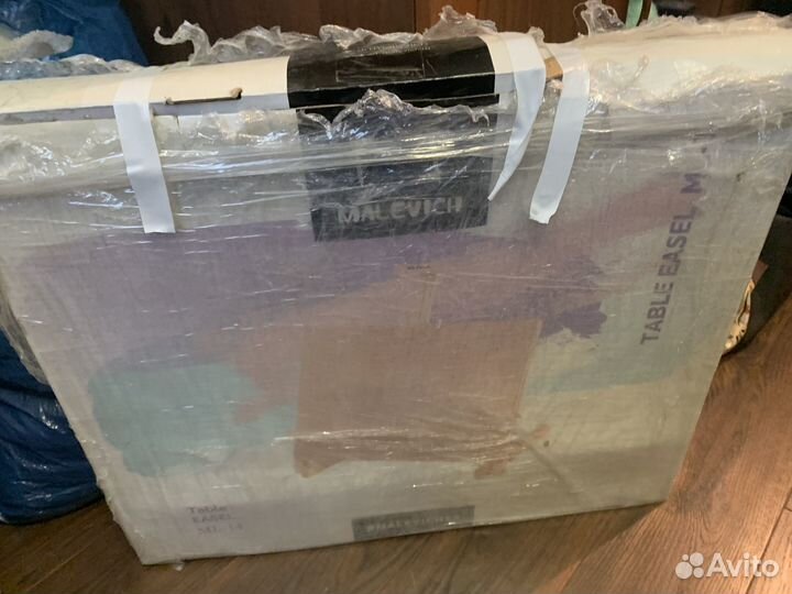 Мольберт, краски, книги