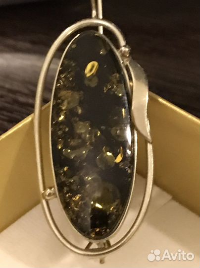 Комплект с зелёным янтарём в мельхиоре