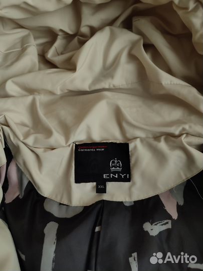 Пуховик женский молочного цвета