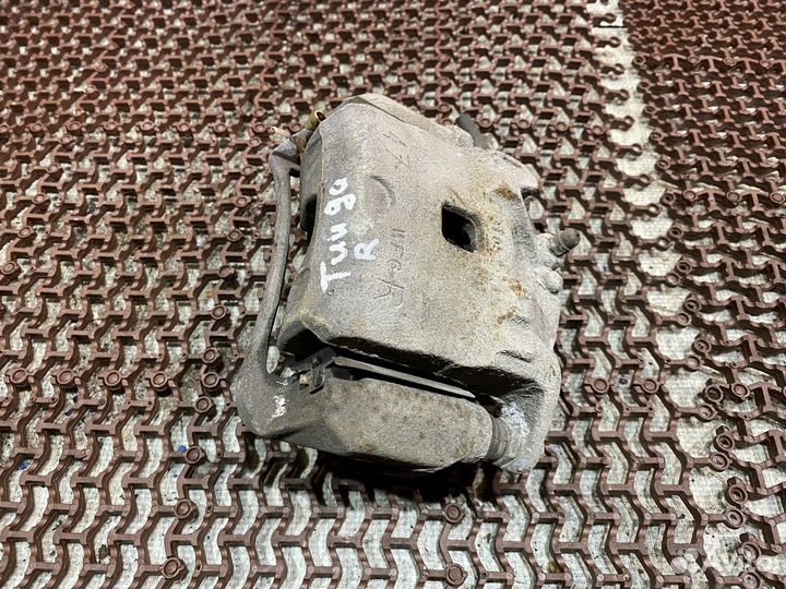 Суппорт передний правый Тиида С11 Nissan Tiida