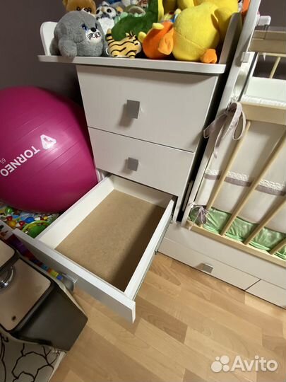 Детская кроватка с маятником и ящиком