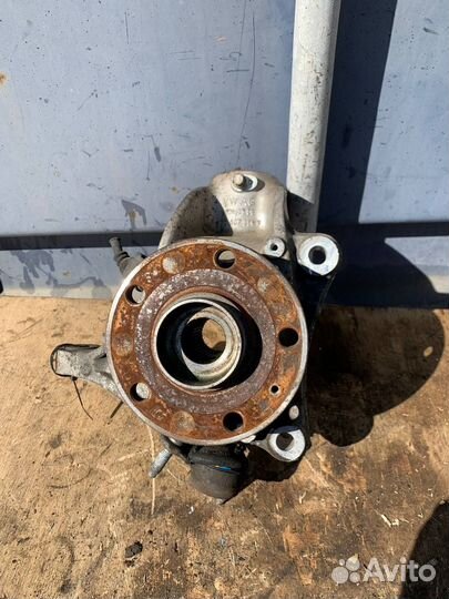 Кулак Volkswagen Passat B6 передний правый