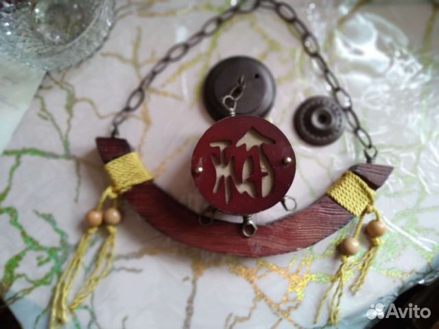 Люстра деревянная и встроенный светильник