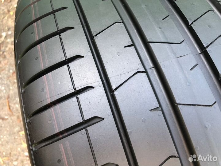 Pirelli P Zero PZ4 275/45 R20 и 305/40 R20 110Y