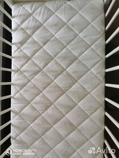 Детская кроватка с маятником белая