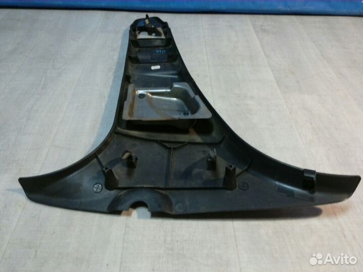 Обшивка стойки правая Renault Sandero 1 1.6 K4M
