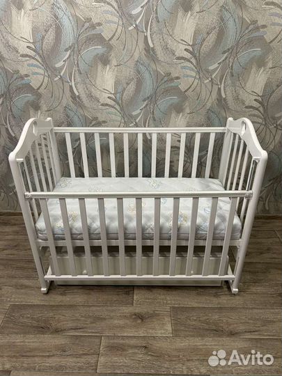 Детская кроватка с маятником и ящиком