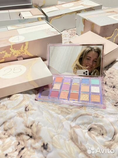 Палетка теней huda beauty