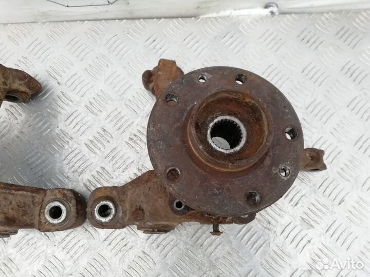 Кулак задний Renault Duster 2.0 4WD 2013г