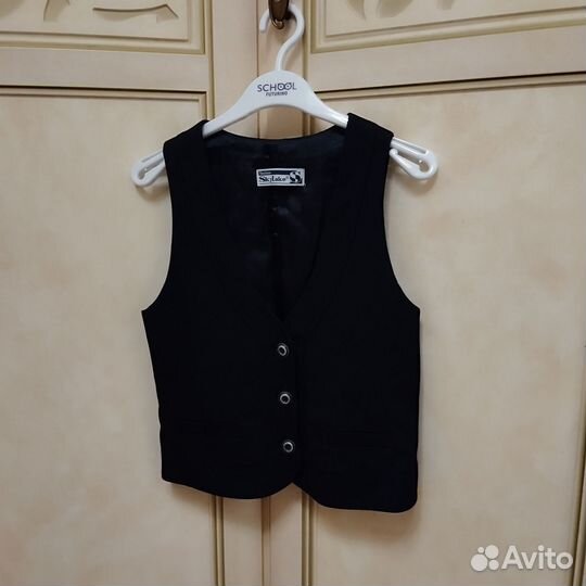 Жилетка школьная, есть ещё юбка (в профиле)