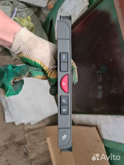 Кнопка аварийной сигнализации Land Rover Discovery