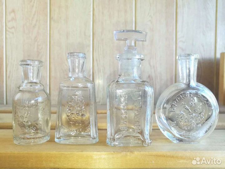 В продаже лот старинных флаконов, пузырьков