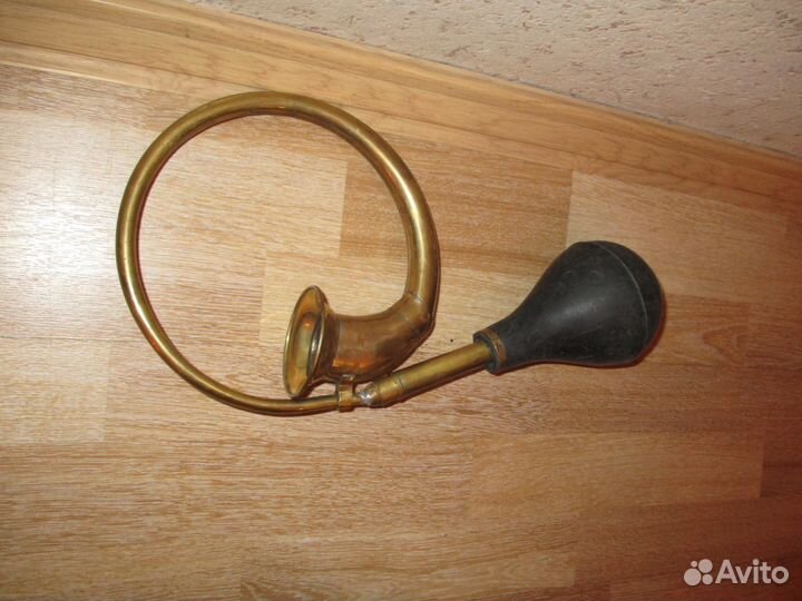 Большой клаксон медный. гудит громко