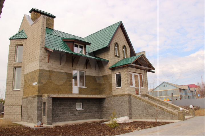 Коттедж 330 м² на участке 11 сот.