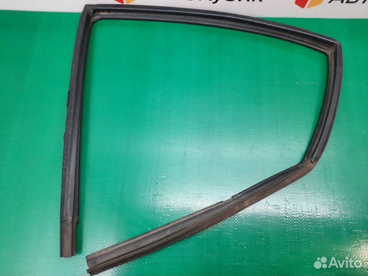 Уплотнитель стекла двери задний левый Лада Калина