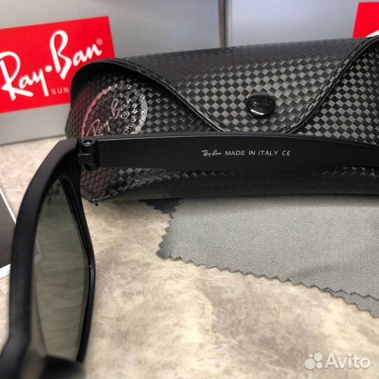 Солнцезащитные очки Ray Ban