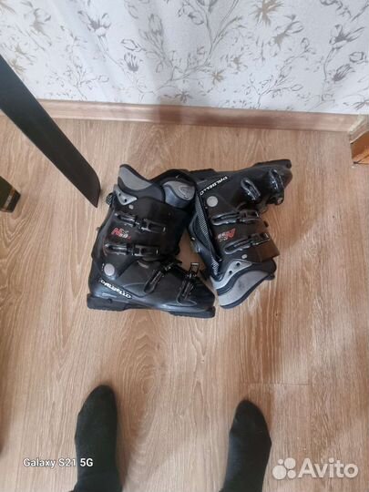 Горные лыжи и ботинки