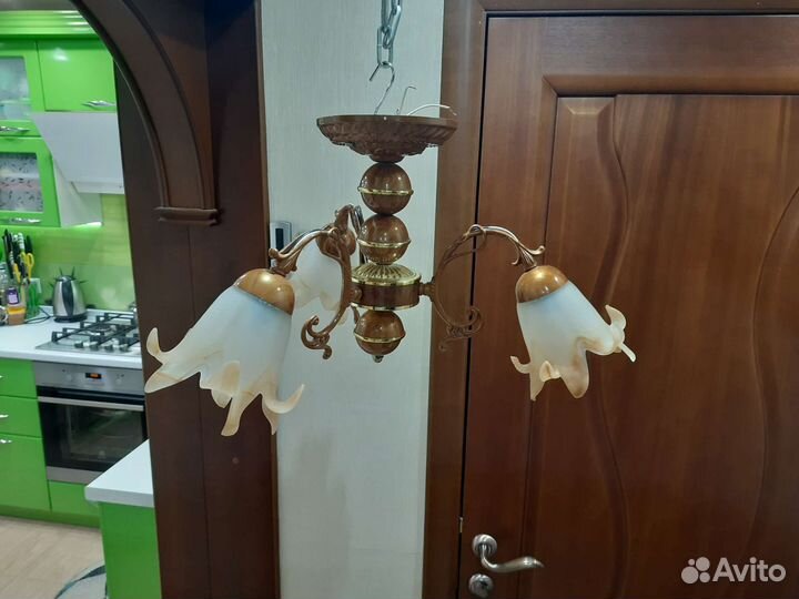 Люстры Много