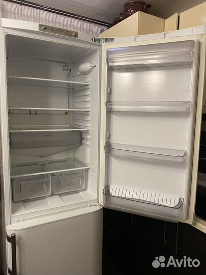 Холодильник бу Hotpoint Ariston
