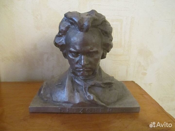 Бюсты великих людей