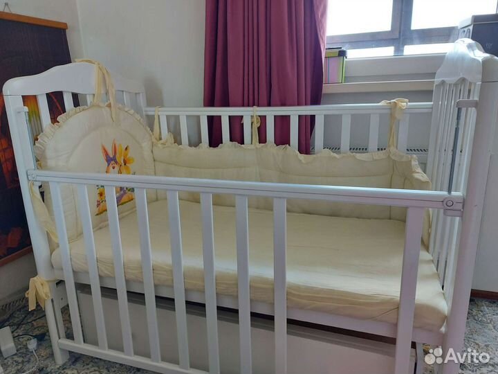 Детская кроватка с универсальным маятником