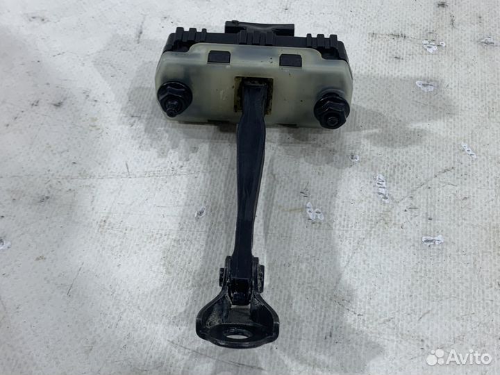 Ограничитель двери задний левый KIA K5 DL3