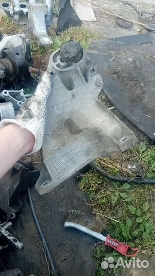 Кронштейн двигателя правый Audi A6 C4