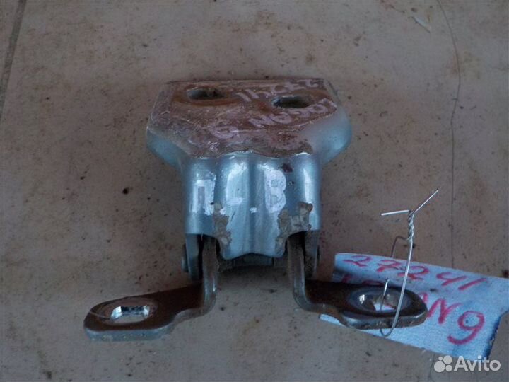 Петля двери верхняя передняя левая Renault Logan