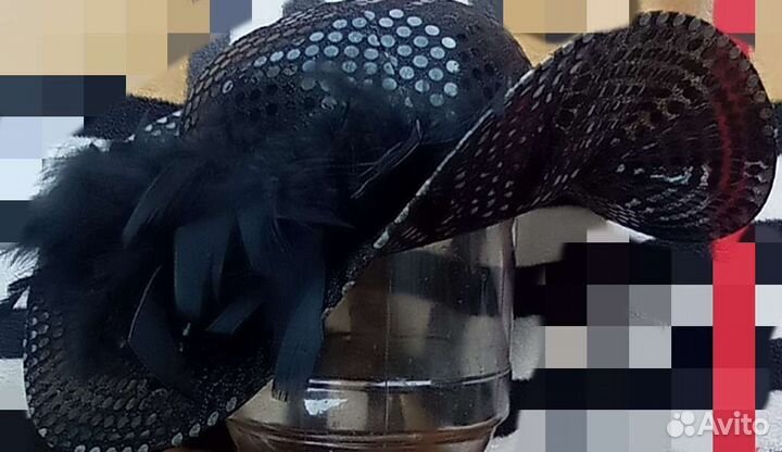 Шляпа с перьями