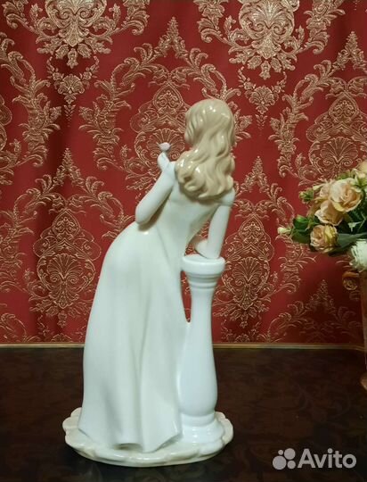 Статуэтки дамы, девушка с цветком