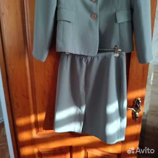 Костюм женский с юбкой офисный 42