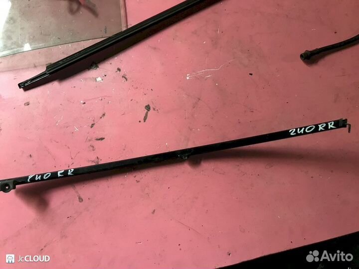 Направляющая стекла на toyota premio ZZT240 1zzfe