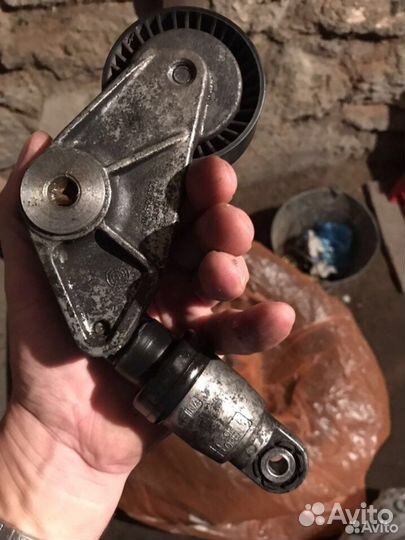 Натяжитель приводного ремня