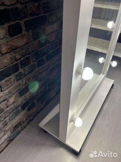 Гримерное зеркало с лампочками