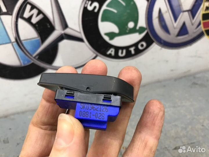 Кнопка центрального замка передняя правая