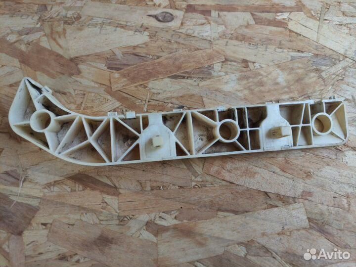 Крепление бампера заднее правое Nissan Tiida C11