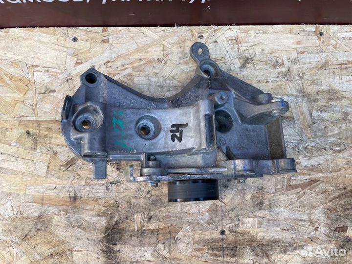 Кронштейн генератора Renault Logan