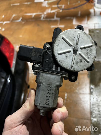 Моторчик стеклоподьемника передний левый lancer 9