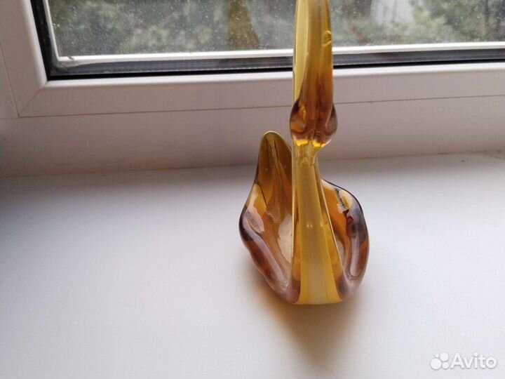 Статуэтка лебедь стекло