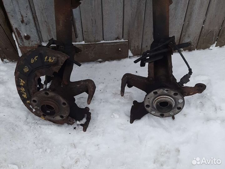 Кулак поворотный Фольксваген Гольф 5 Джетта 5