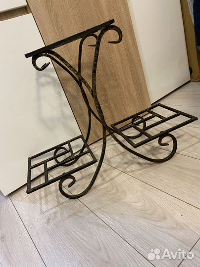 Кованая подставка для цветов