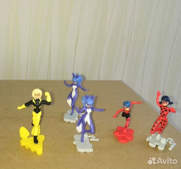 Игрушки киндер серия Леди Баг