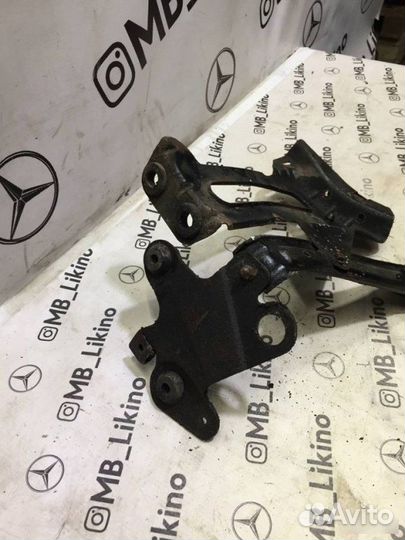 Кронштейн бачка стеклоомывателя Mercedes-Benz