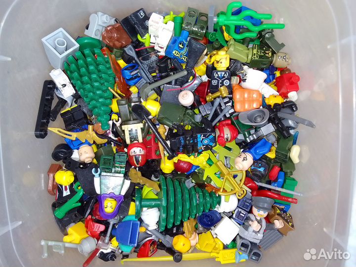 Много Лего человечков, оружия и аксессуаров