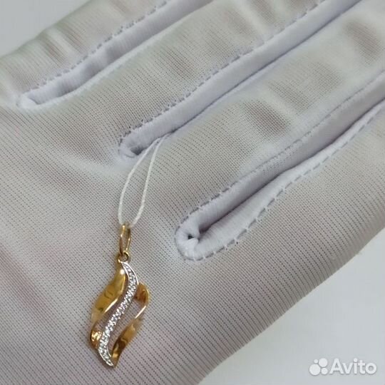 Золотая подвеска с камнем