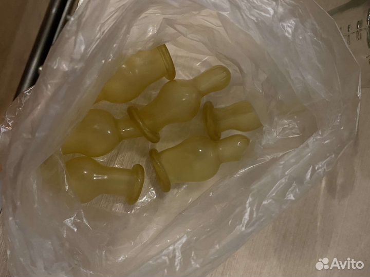 Стеклянные детские бутылочки и молочные соски