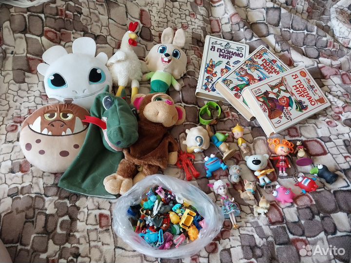 Пакетом игрушки мягкие, киндер и книги