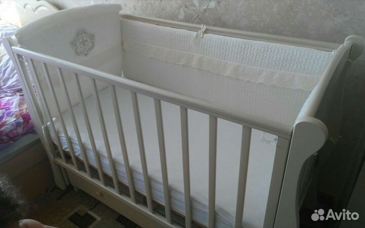 Детская кроватка с универсальным маятником